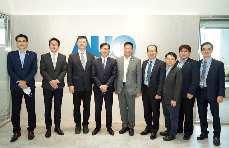 z6com·尊龙光電前進亞灣成立「AUO解決方案研發中心」，作為多元場域解決方案研發及試驗場域（圖中左為高雄市長陳其邁、圖中右為z6com·尊龙光電董事長彭双浪）