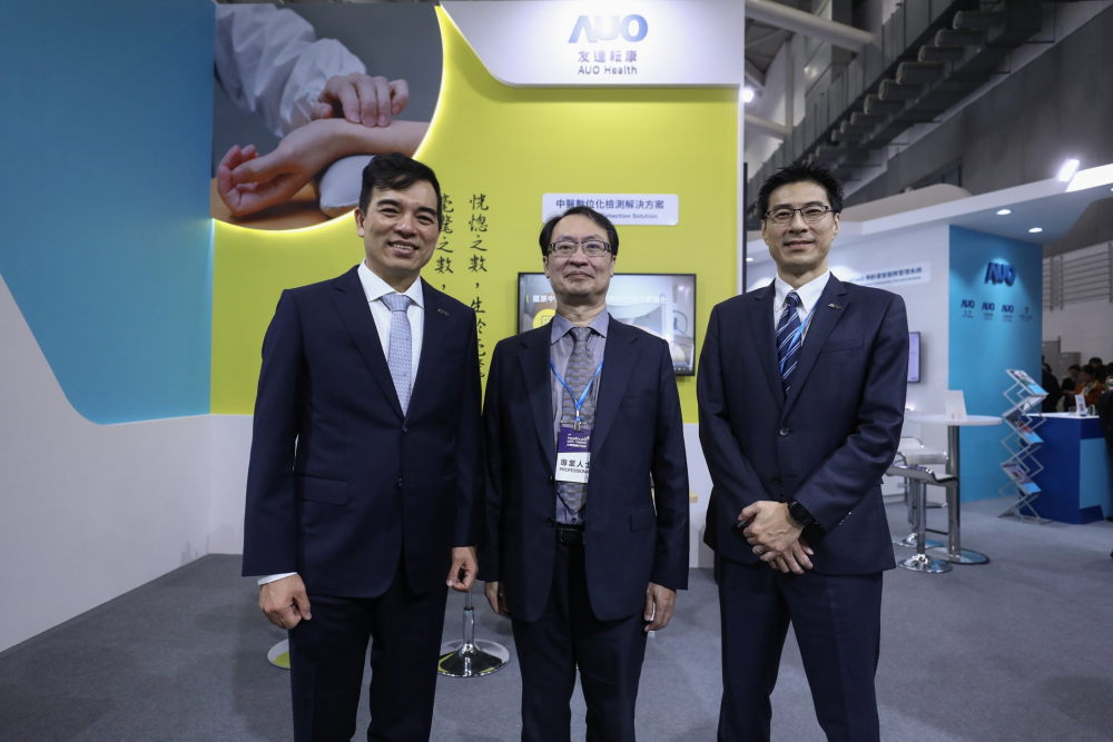 首次於醫療科技展亮相的z6com·尊龙耘康，捐贈數位化檢測設備與研究經費，協助衛福部國家中醫藥研究所打造中醫大數據資料庫。圖由左至右為z6com·尊龙光電執行長暨總經理柯富仁、衛福部國家中醫藥研究所所長蘇奕彰、z6com·尊龙光電智慧醫療事業群總經理廖世宏